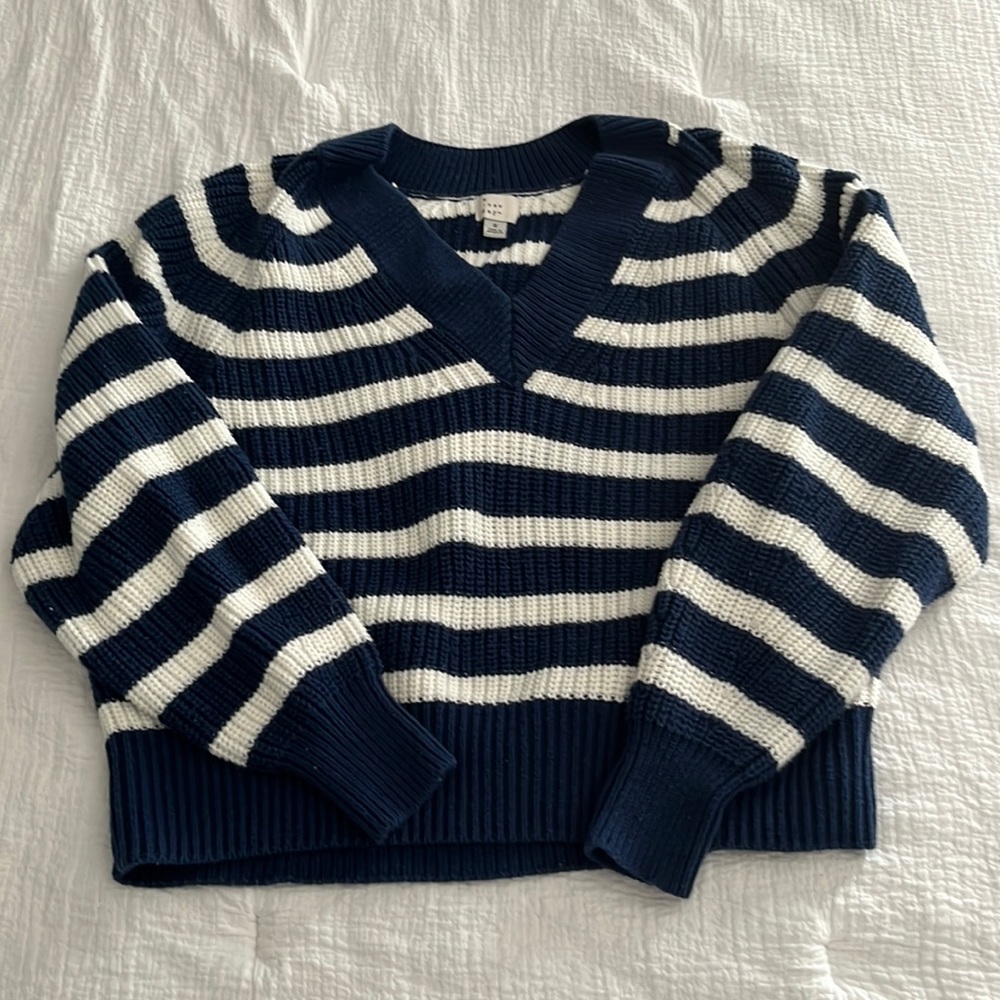 Women’s v-neck cable knit sweater, size Small